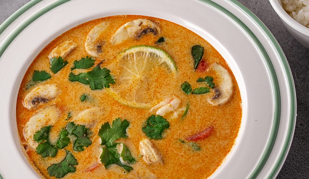 Том ям с морепродуктами и пропаренным рисом