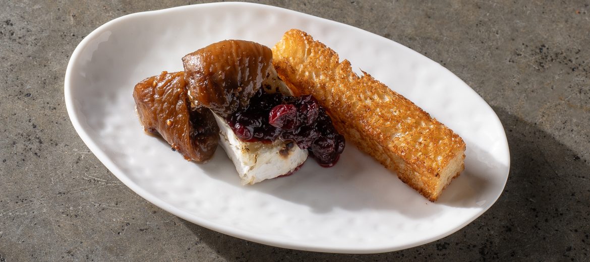 Запечённый камамбер/ бальзамический инжир/ пряная брусника