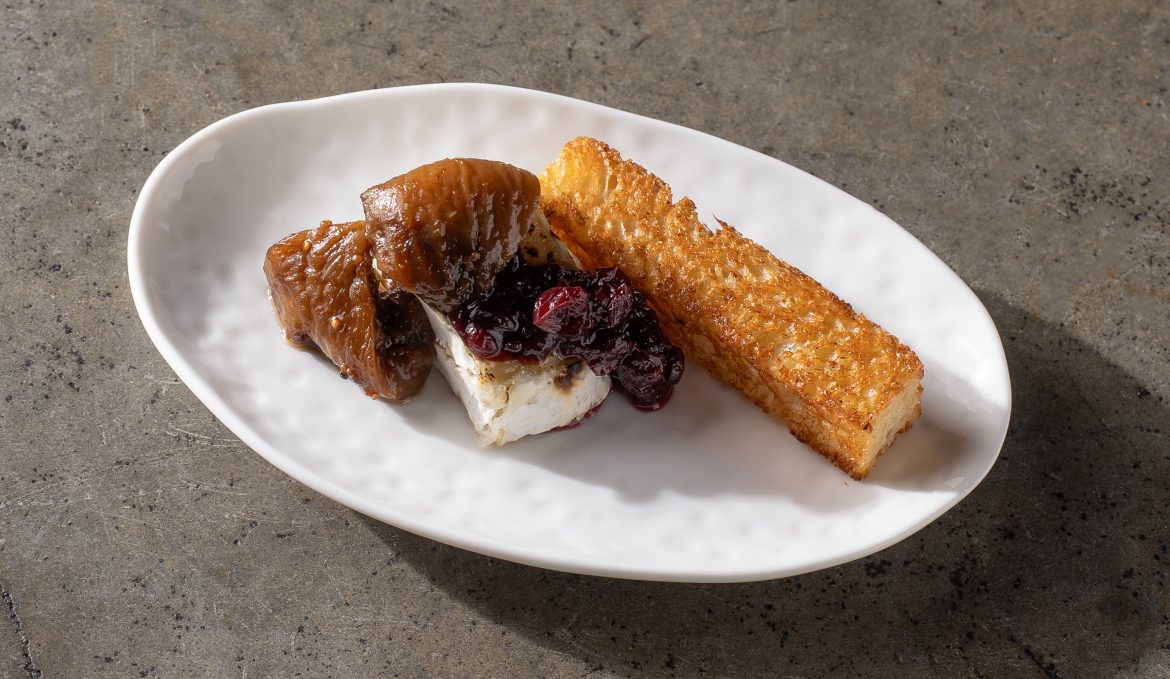 Запечённый камамбер/ бальзамический инжир/ пряная брусника