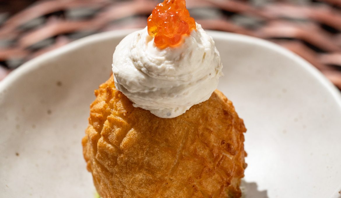 Пончик из креветки/ авокадо/ манго/ чили