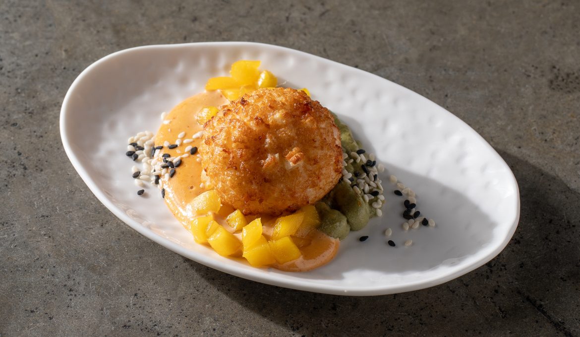 Пончик из креветки/ авокадо/ манго/ чили