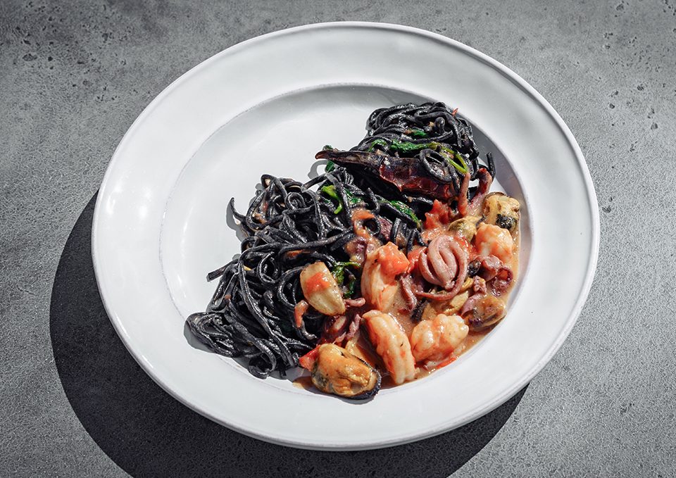 Чёрные спагетти с морепродуктами