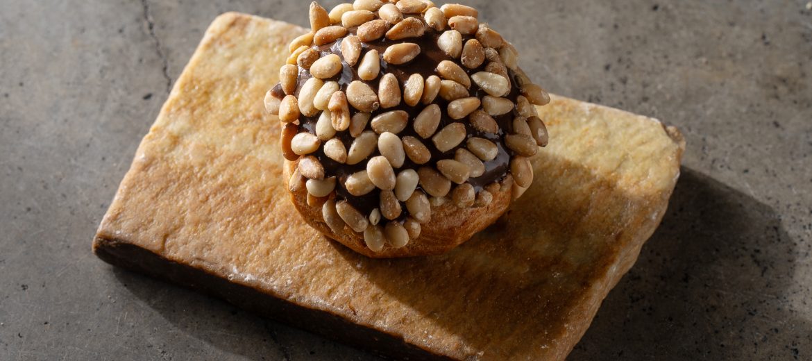 Эклер/ сырный крем/ кедровый орех