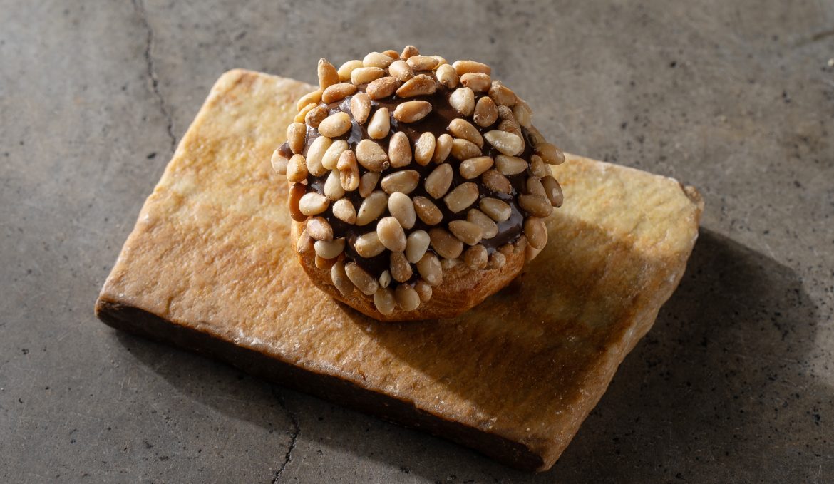 Эклер/ сырный крем/ кедровый орех