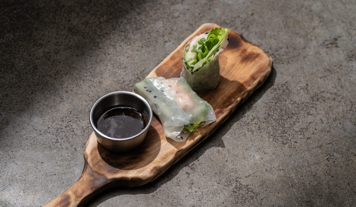 Спринг-ролл с креветкой/ овощи/ кисло-сладкий соус