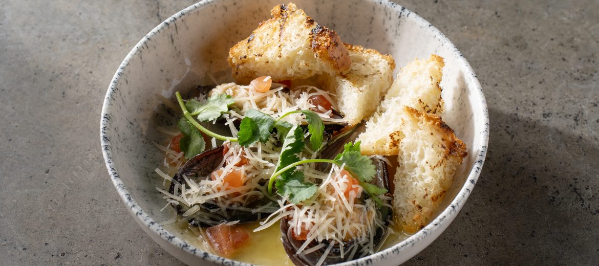 Мидии/ винный соус/ томаты