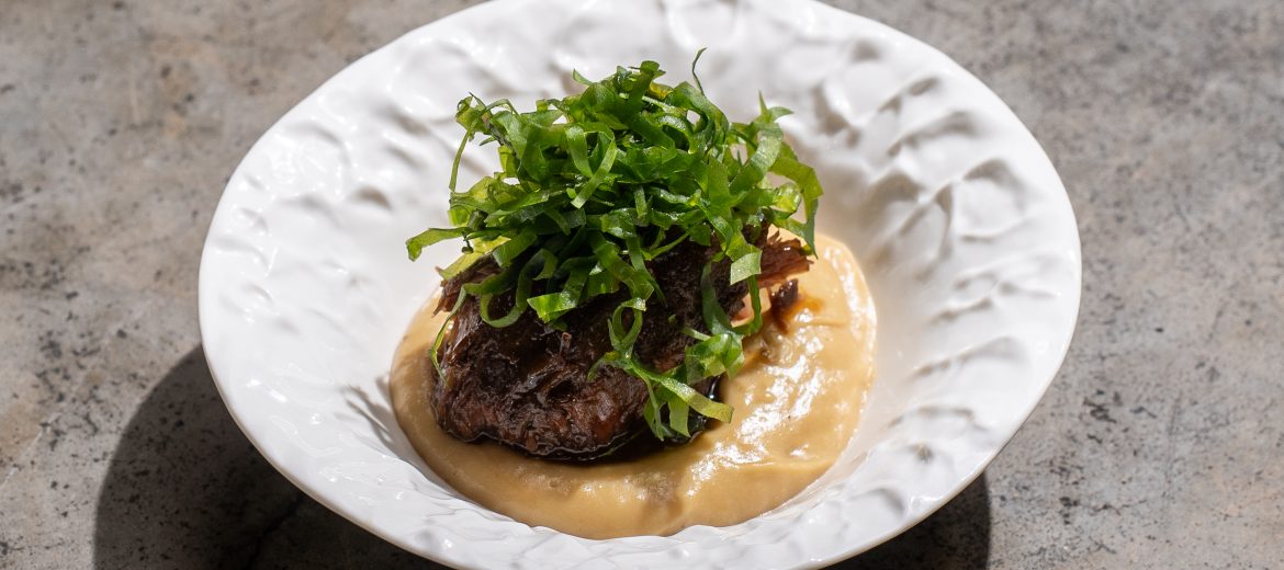 Говяжьи щечки/ крем из печеного картофеля/ соус демиглас