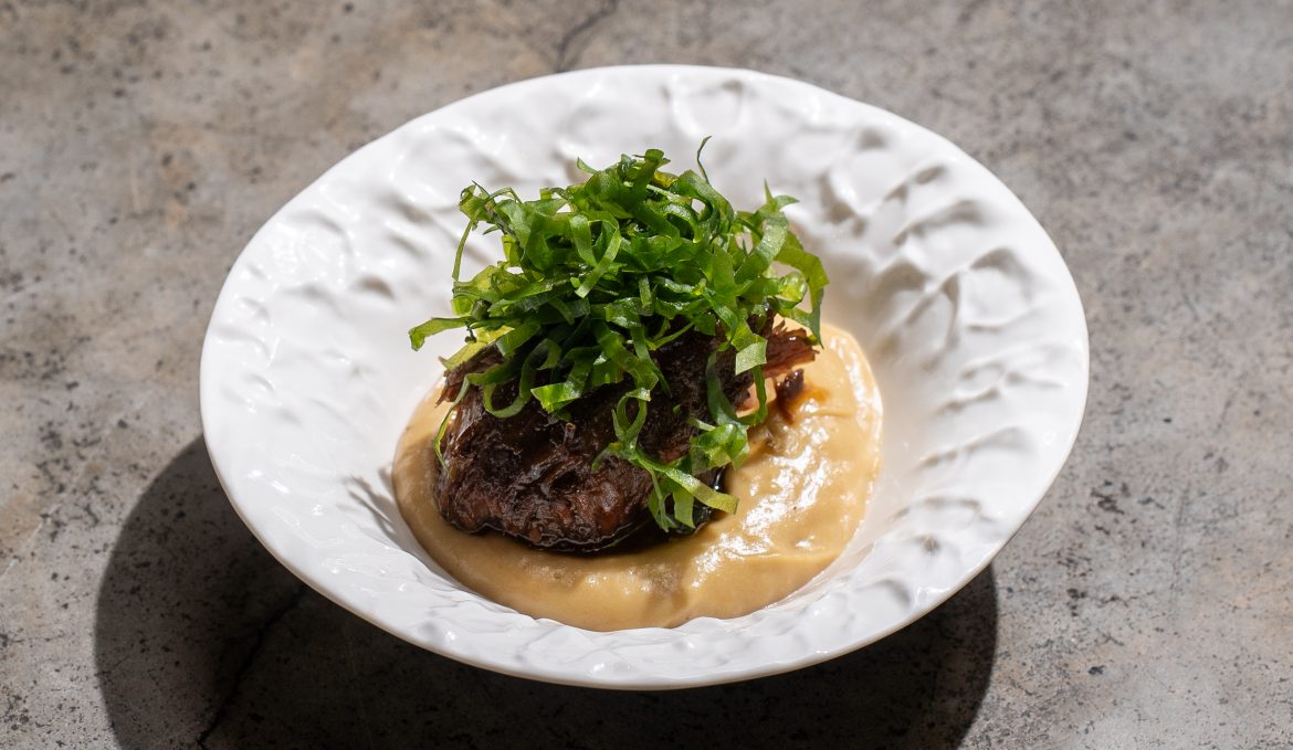 Говяжьи щечки/ крем из печеного картофеля/ соус демиглас