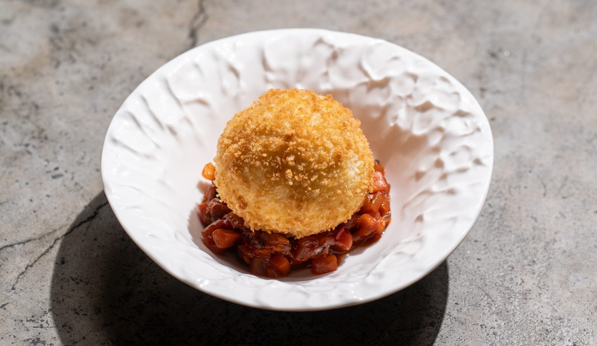 Крокет из картофеля/ говядина/ сальса