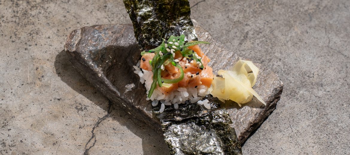 Хенд-ролл с лососем