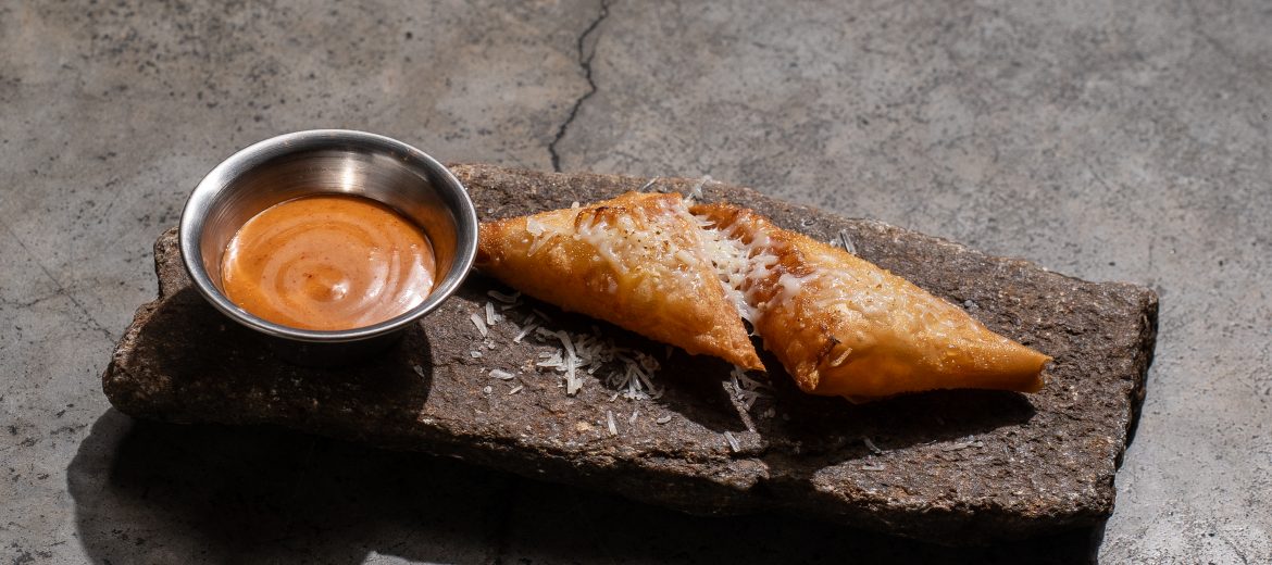 Чебурек с копченым сыром/ соус азиатский