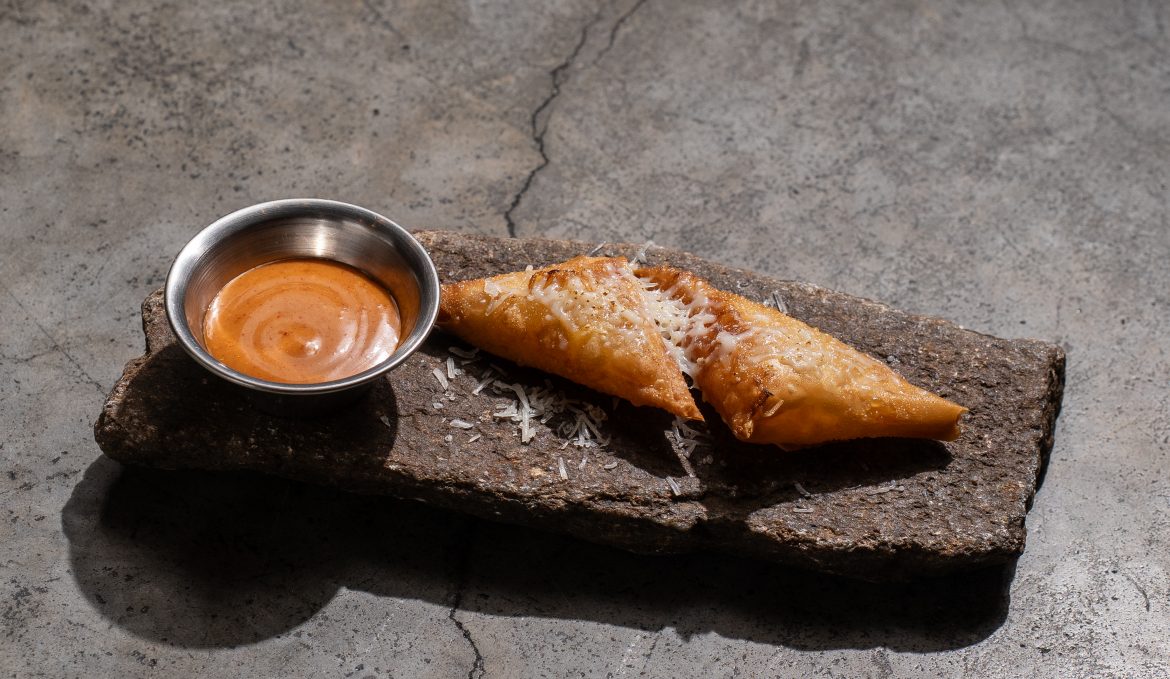 Чебурек с копченым сыром/ соус азиатский