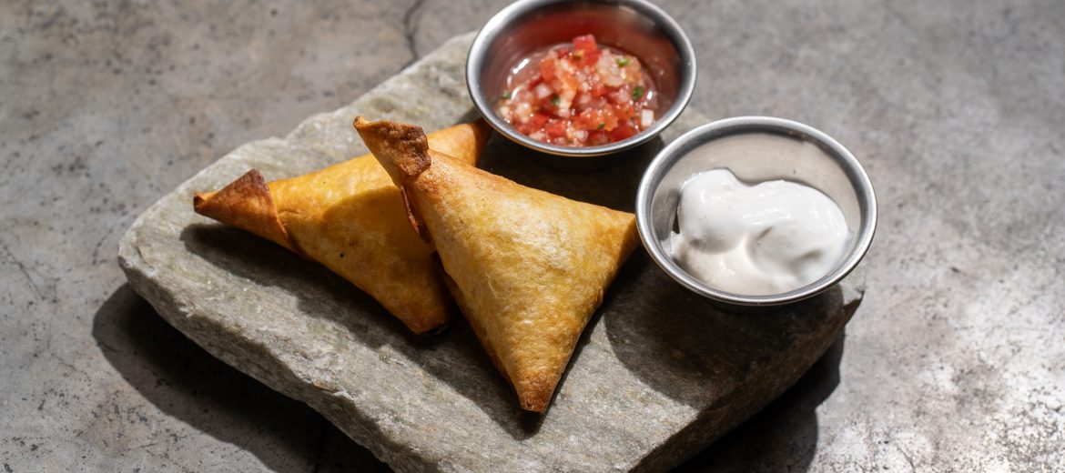Эмпанадос/ сальса/ сметана