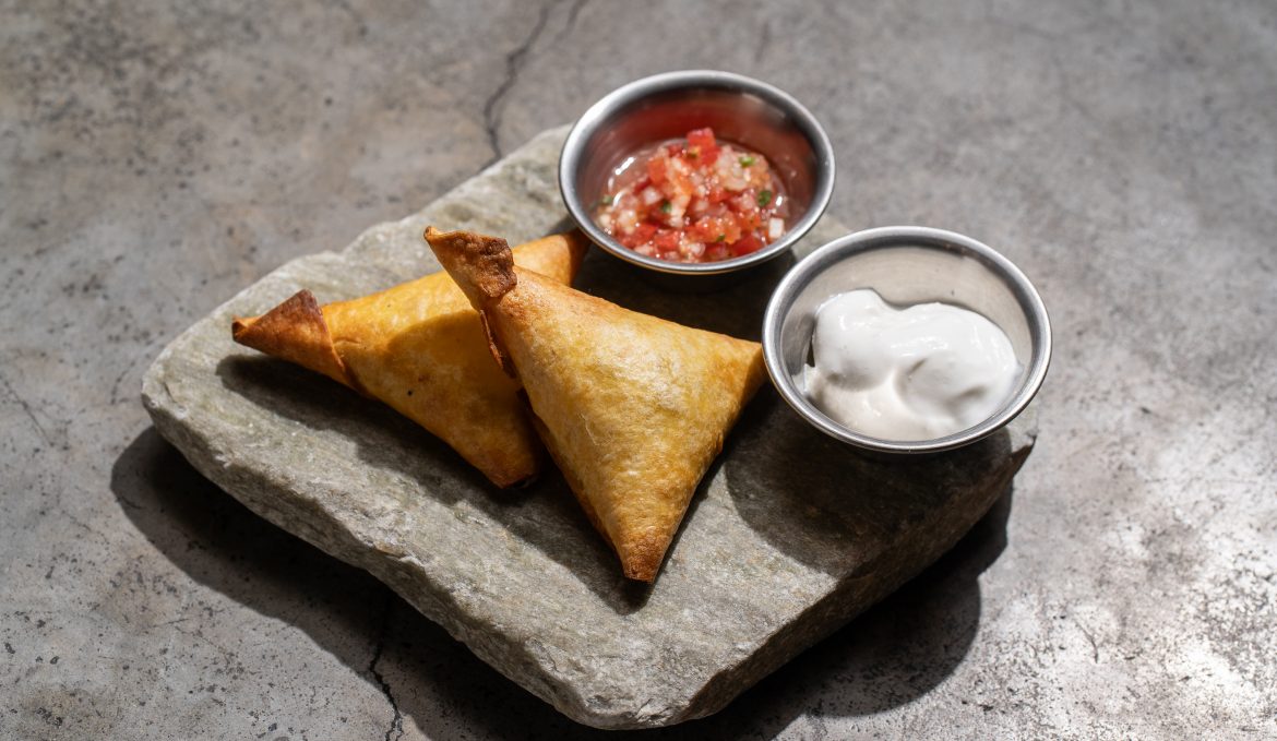 Эмпанадос/ сальса/ сметана